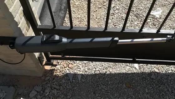 Attuatore a braccio montato su un cancello a battente
