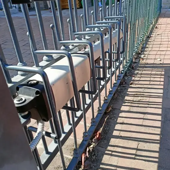 Motore per cancello a battente installato lungo l’inferriata