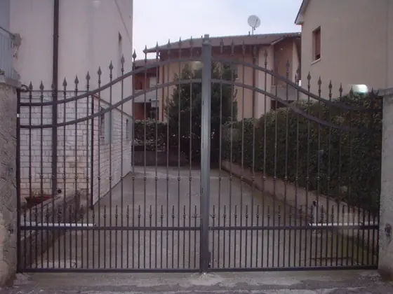 Cancello automatico a battente sul passo carraio di un condominio
