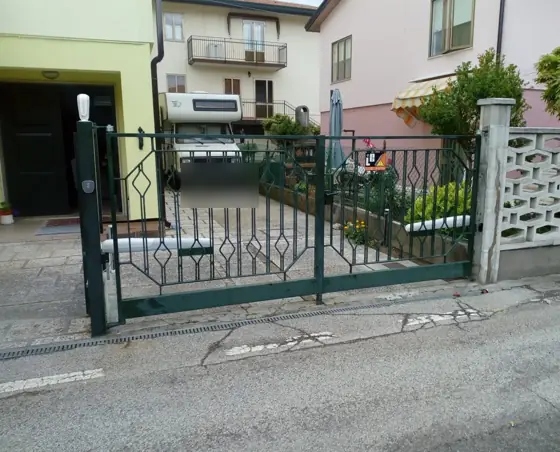 Cancello a due ante battenti motorizzato con attuatori a vista