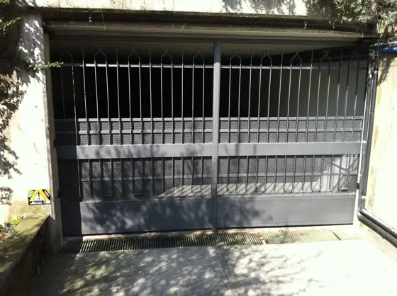 Cancello automatico a due ante sulla rampa di un garage