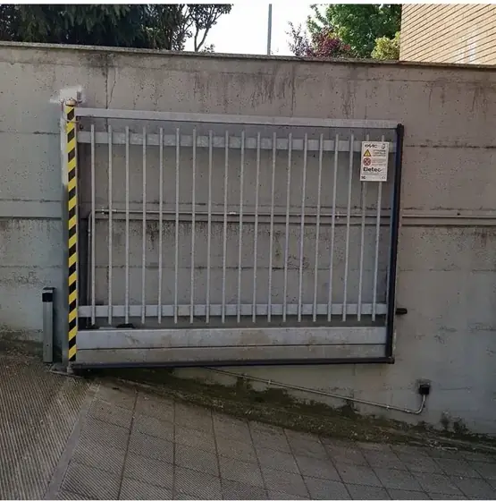 Cancello scorrevole automatico in pendenza con costa di sicurezza