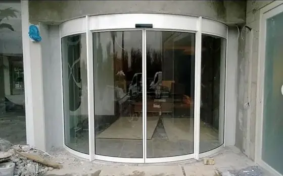Porta automatica scorrevole curva in vetro durante l’installazione