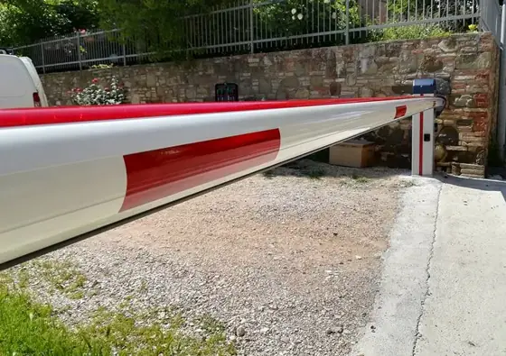 Asta bianca e rossa di una sbarra automatica su un accesso carraio