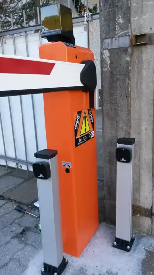 Barriera automatica con colonnine per le fotocellule