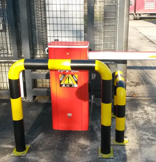 Barriera automatica protetta da archi paracolpi gialli e neri