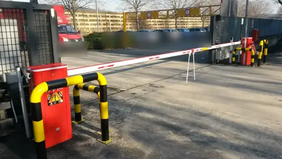Coppia di sbarre automatiche all’ingresso di un parcheggio aziendale