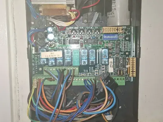 Scheda elettronica e cablaggi di un quadro di comando per cancello